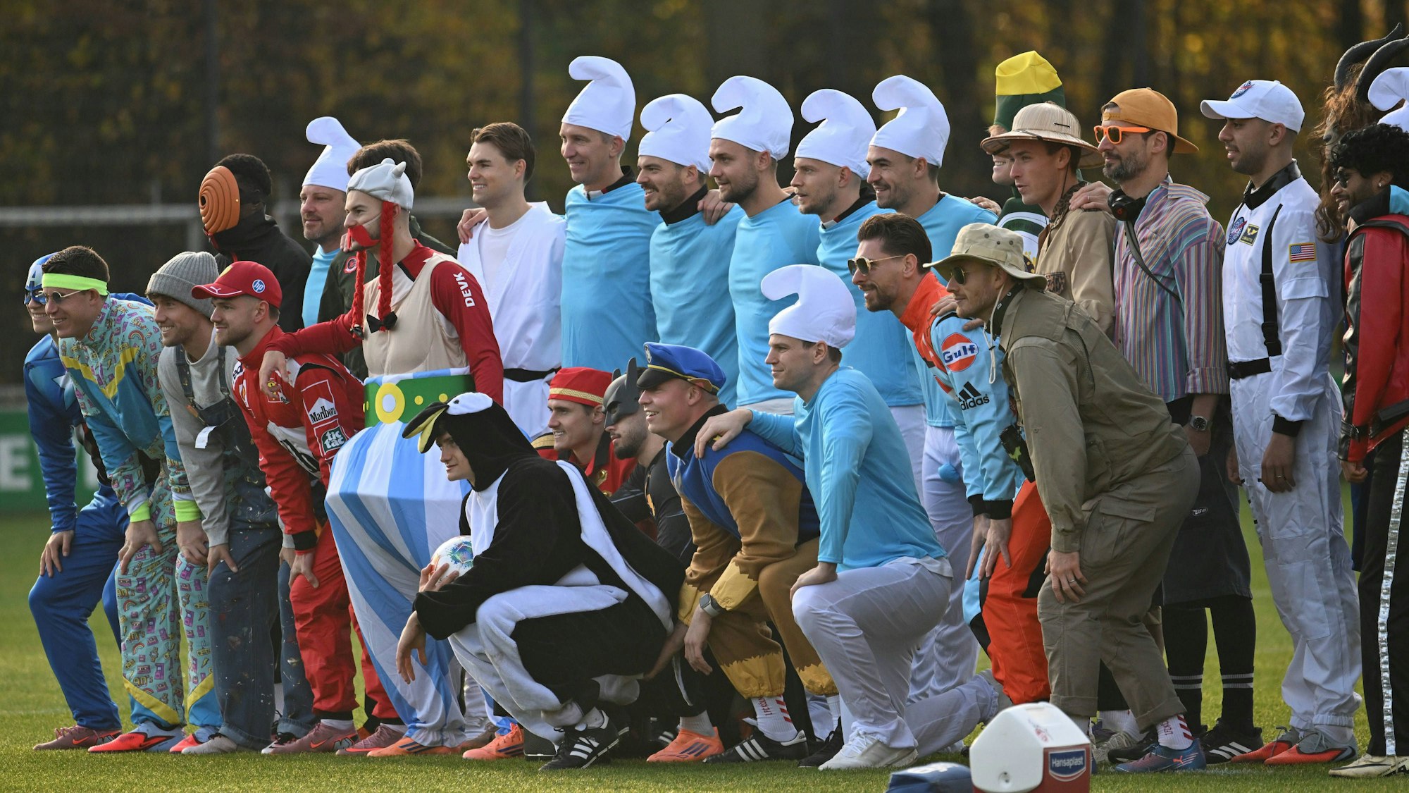 Training beim 1. FC Köln zum Karnevalsbeginn am 11.11.: Mannschaft und Trainerteam kamen verkleidet zum Geißbockheim.