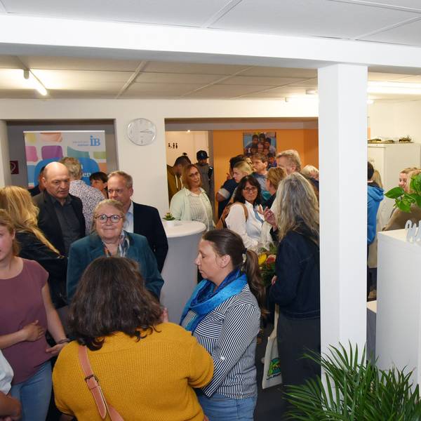 An der Bachstraße in Morsbach hat die IB West des Internationalen Bundes im vergangenen September das allererste Familienbüro für Oberberg eingeweiht. Das Foto zeigt Gäste der Eröffnungsfeier.