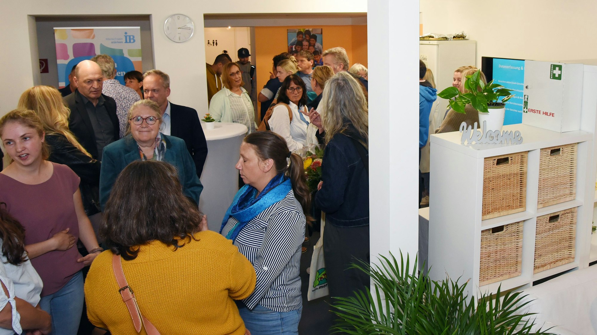 An der Bachstraße in Morsbach hat die IB West des Internationalen Bundes im vergangenen September das allererste Familienbüro für Oberberg eingeweiht. Das Foto zeigt Gäste der Eröffnungsfeier.