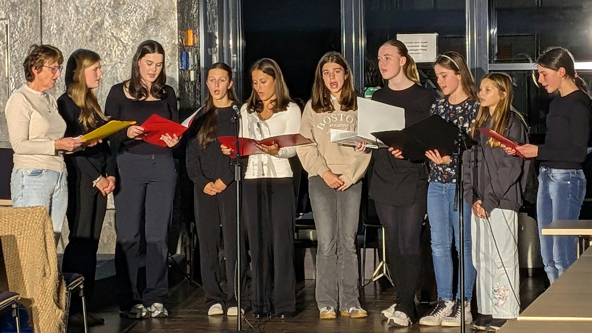 Der Jugendchor der Evangelischen Kirchengemeinde Vorgebirge sang bei der Gedenkveranstaltung jüdischen Lieder.