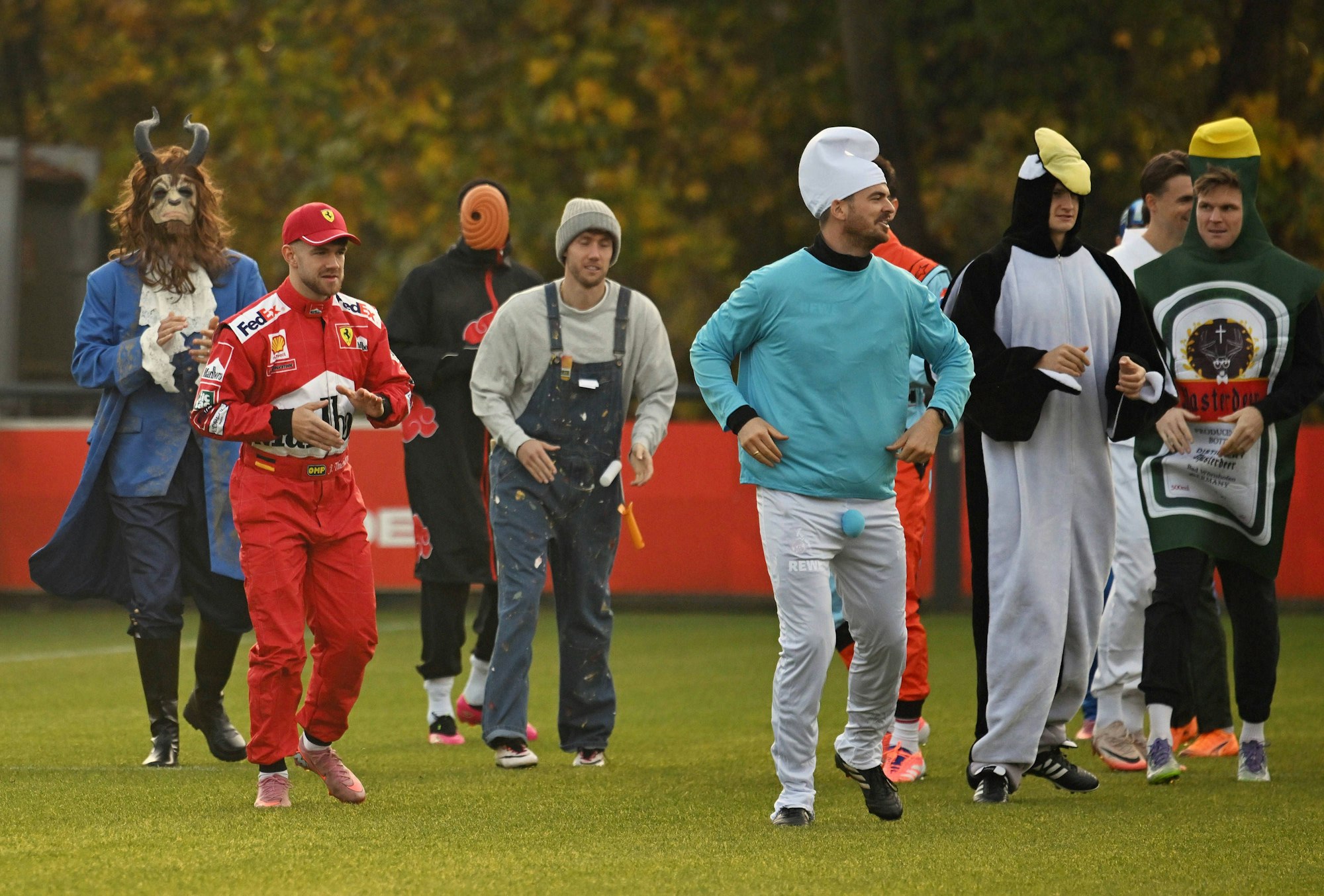 Von links nach rechts : Marvin Schwäbe , Jan Thielmann , Ragnar Achen, Luca Waldschmidt , Athletiktrainer Max Weuthen , Tom Kraus , Eric Martel, Marius Bülter.