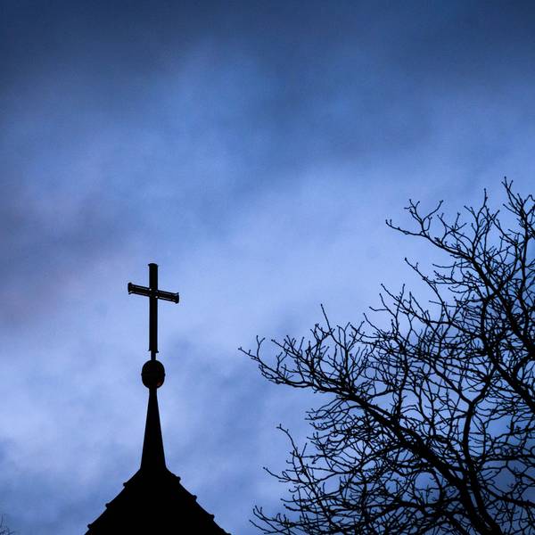 Die neue Denkschrift der EKD löst Kritik bei Bischof und christlicher Friedensgruppe aus.