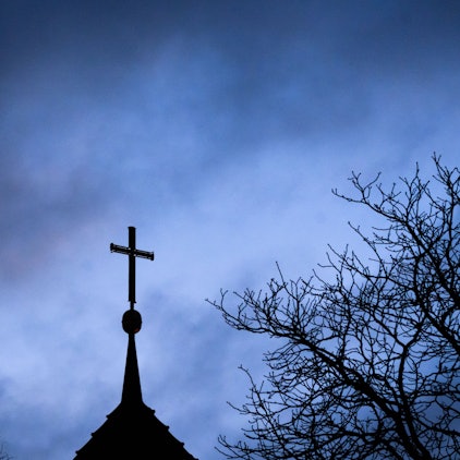 Die neue Denkschrift der EKD löst Kritik bei Bischof und christlicher Friedensgruppe aus.