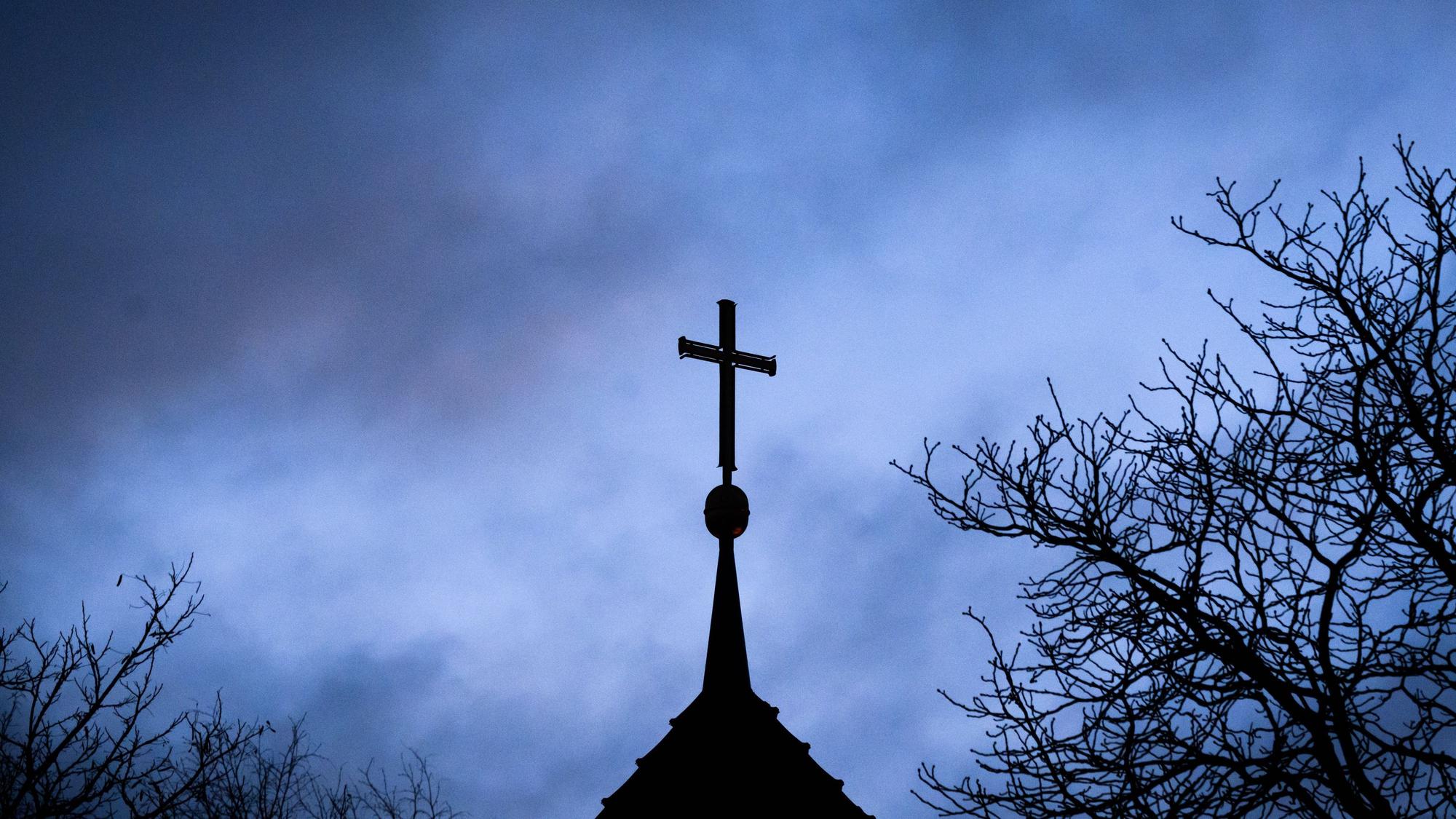 Die neue Denkschrift der EKD löst Kritik bei Bischof und christlicher Friedensgruppe aus.