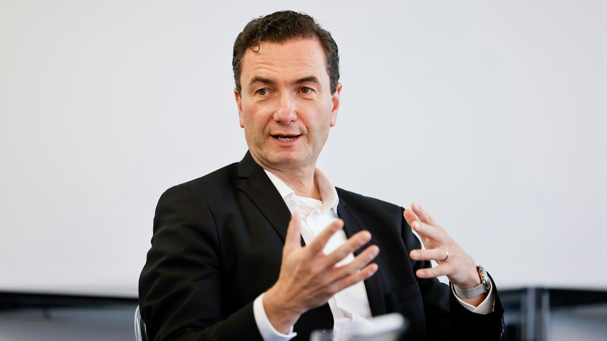 Seit 2022 leitet Thomas Wilk, Jahrgang 1971, gebürtiger Westfale und promovierter Medizinrechtler, die Kölner Bezirksregierung.