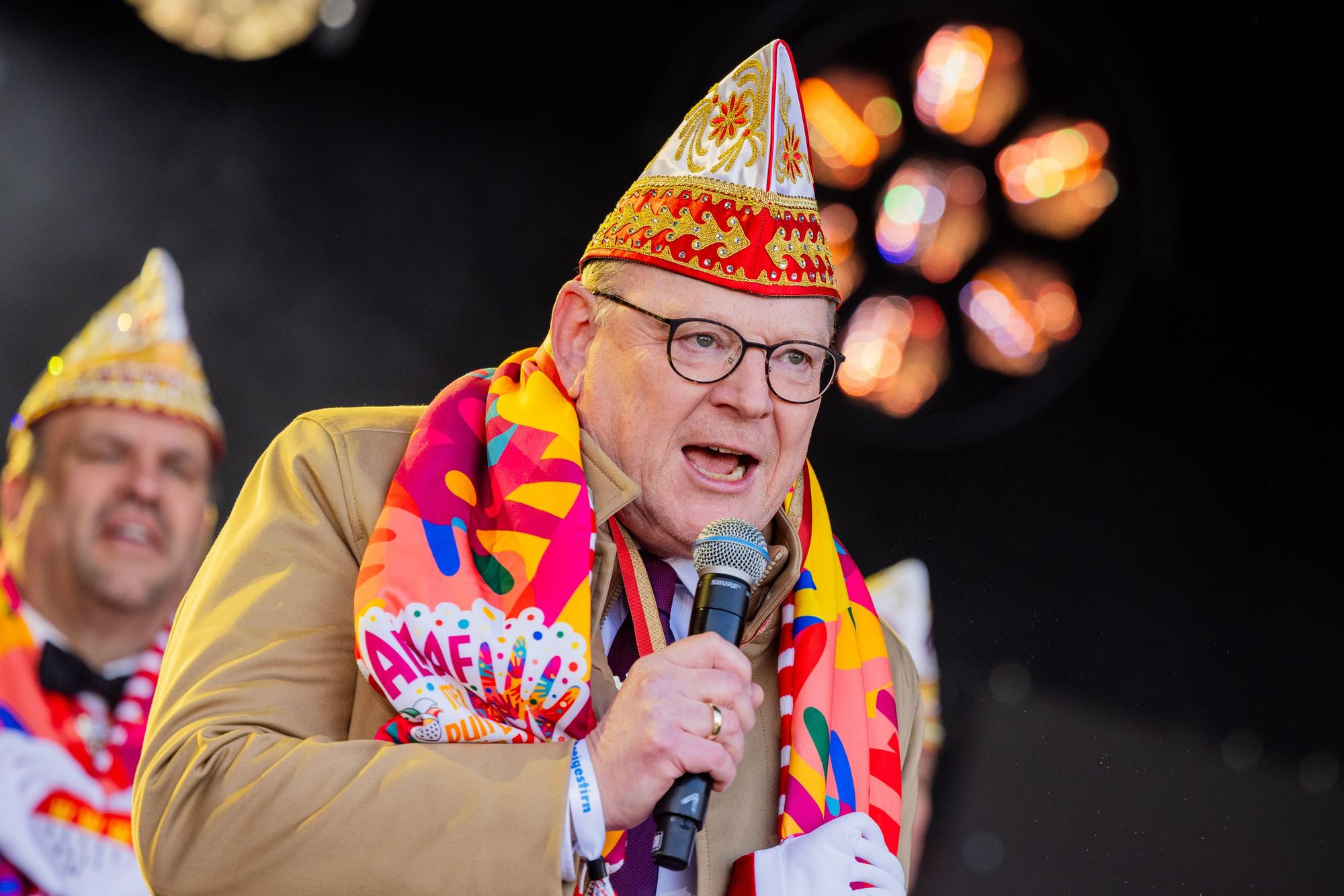 Premiere: Der Oberbürgermeister von Köln Torsten Burmester (SPD) feiert den Auftakt der Karnevalssession auf dem Heumarkt.