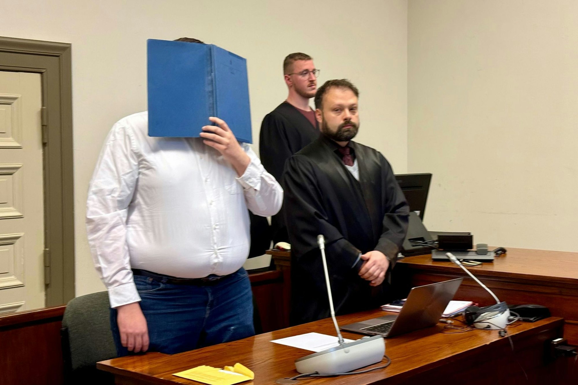 Dem Angeklagten wird versuchter Mord und gefährliche Körperverletzung vorgeworfen. (Archivfoto)