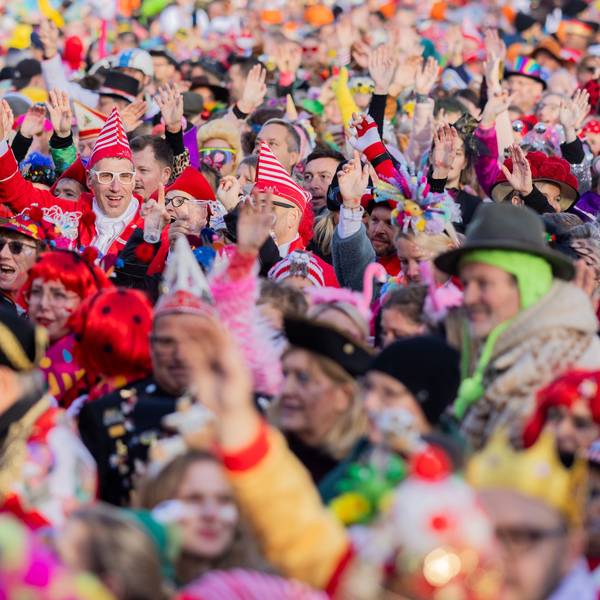 Köln: Jecken feiern den Auftakt der Karnevalssession auf dem Heumarkt.