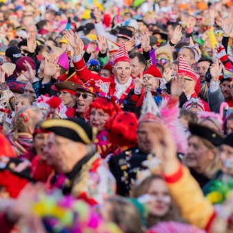 Köln: Jecken feiern den Auftakt der Karnevalssession auf dem Heumarkt.