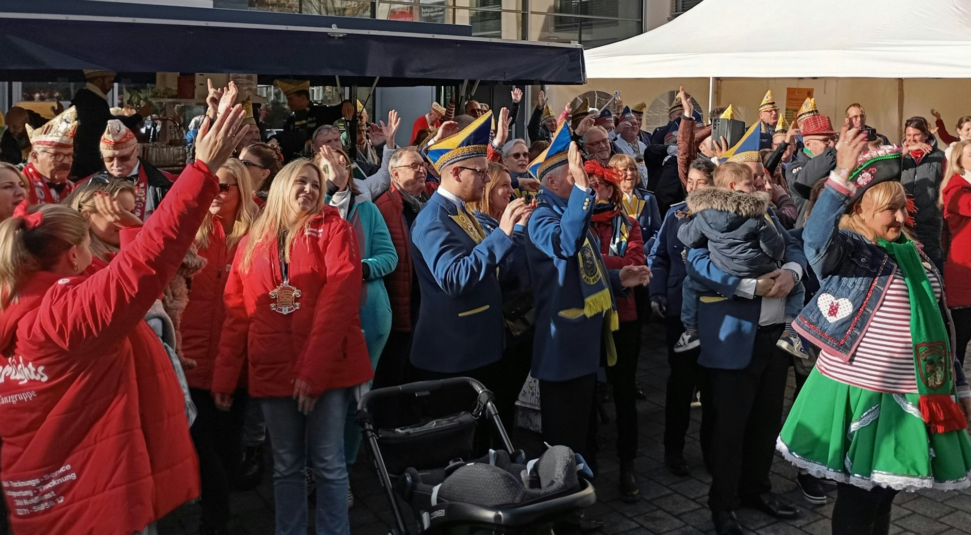 Zu sehen sind Karnevalsjecken.