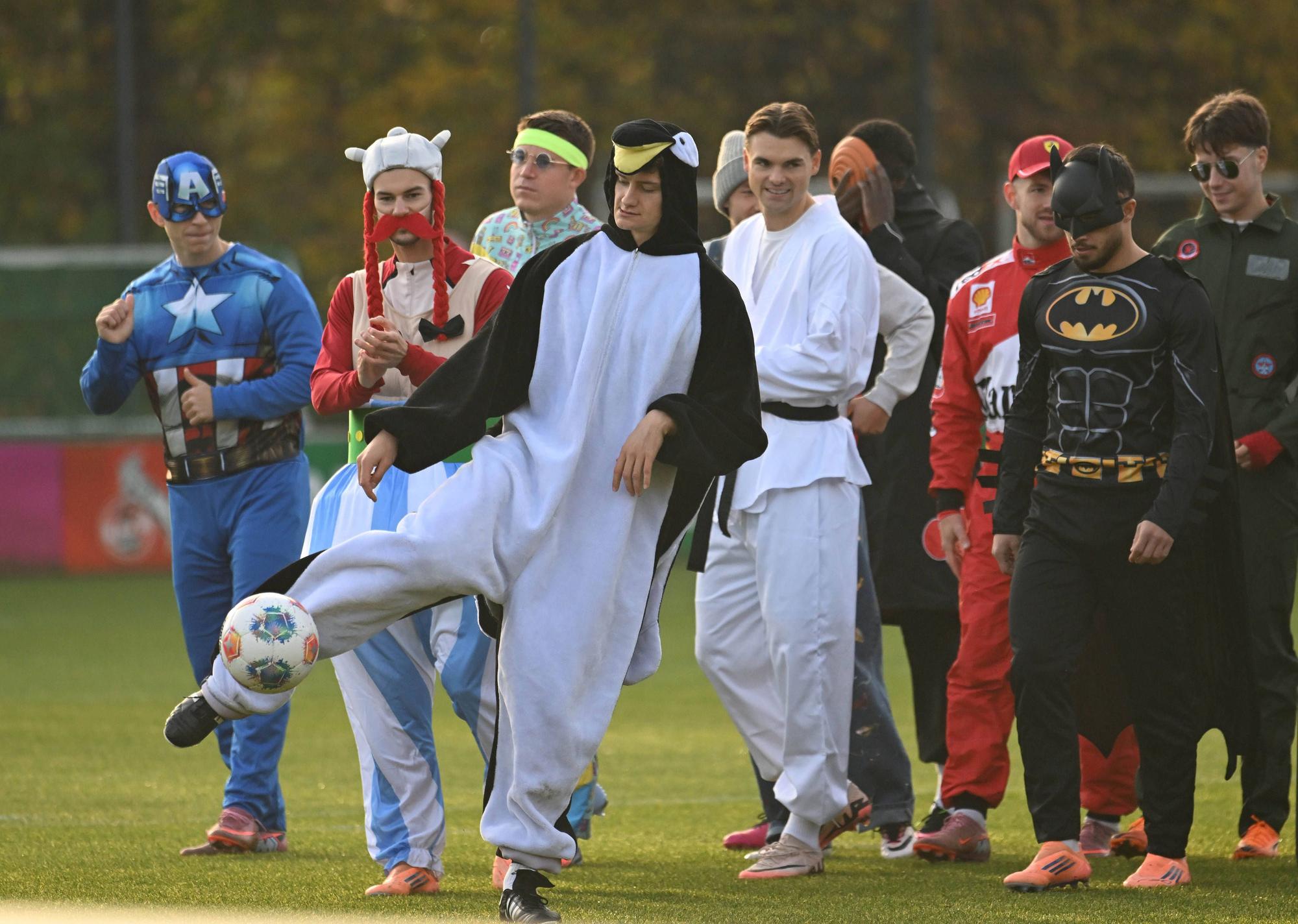 Die Mannschaft des 1. FC Köln beim Spaßtraining in Köln