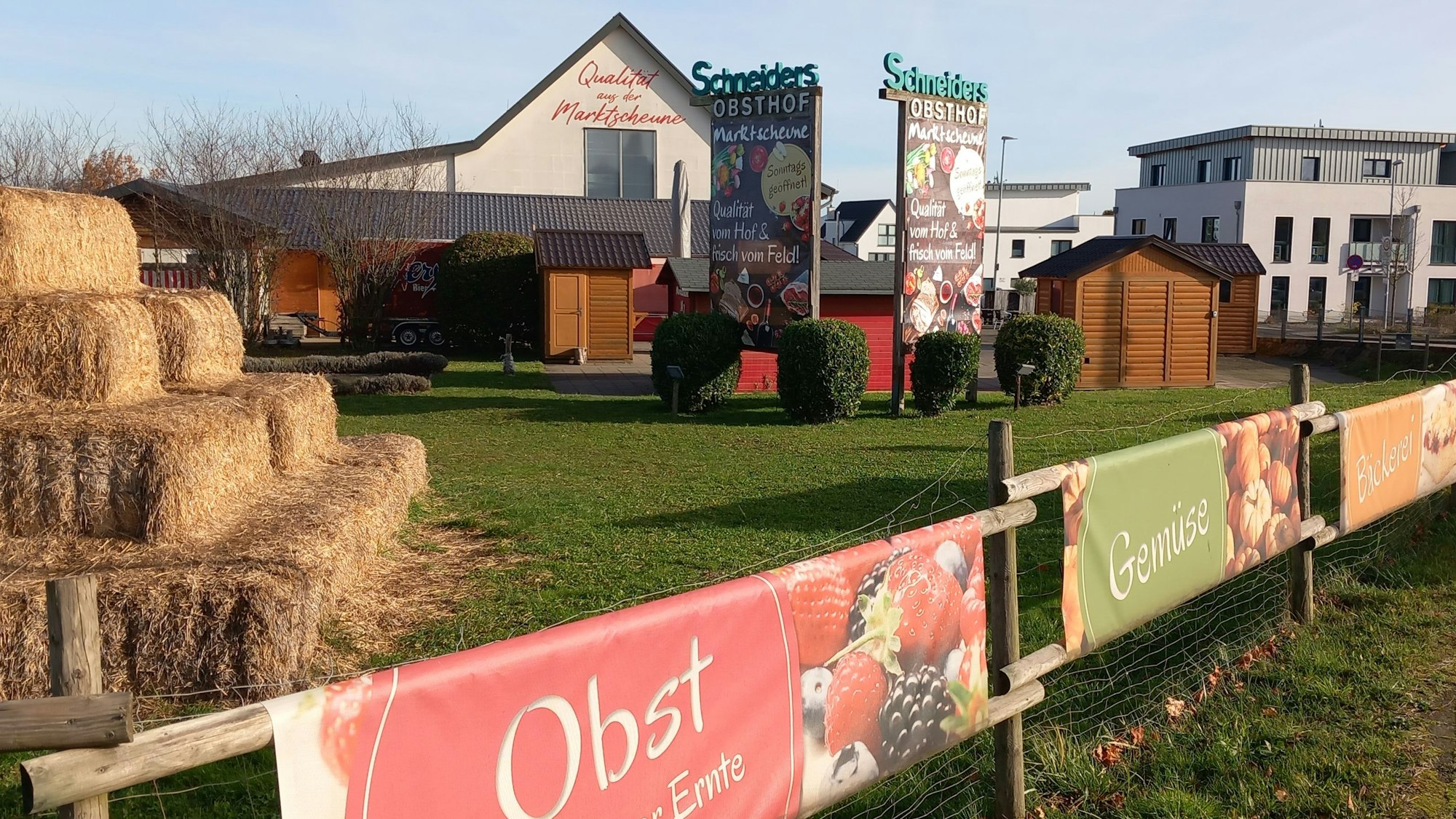 Kleine Holzbuden gibt es jetzt schon neben der Marktscheune. Doch gerade wegen der Kühlaggregate wird dort auch noch größerer Raum in Holz geschaffen.