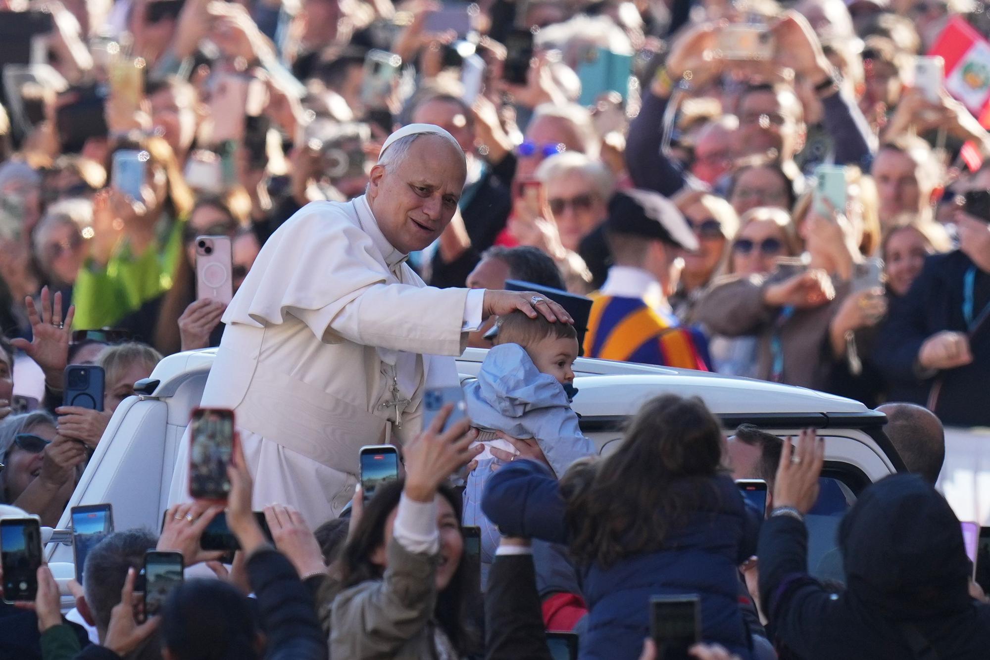 Vatikanstadt: Papst Leo XIV. segnet ein Kind während einer Jubiläumsaudienz unter freiem Himmel auf dem Petersplatz im Vatikan.