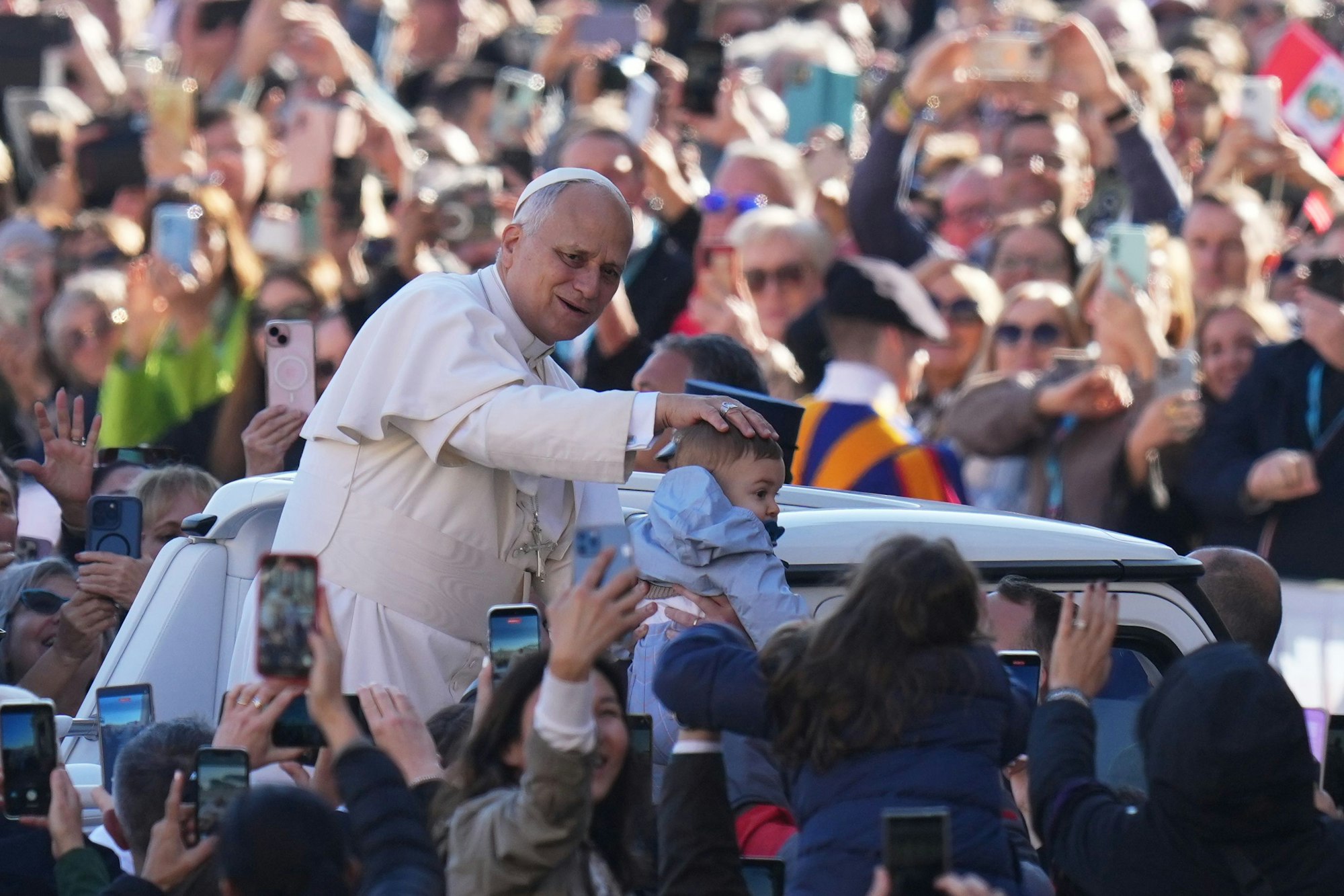 Vatikanstadt: Papst Leo XIV. segnet ein Kind während einer Jubiläumsaudienz unter freiem Himmel auf dem Petersplatz im Vatikan.