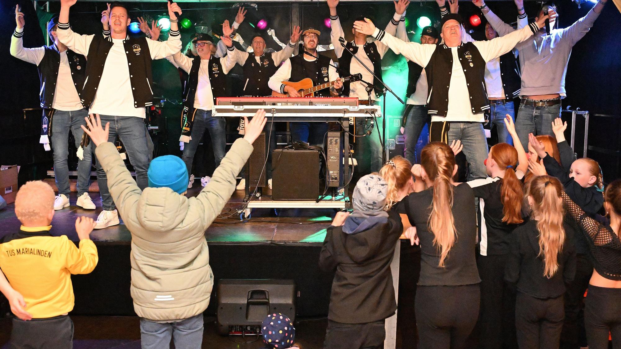 Für gute Laune sorgten die Sänger des Männerchors „Laut aber schief“ auf der Bühne der Ojo.