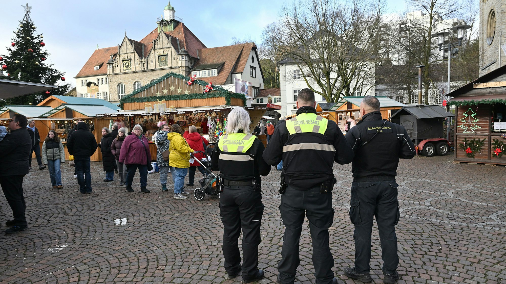 Das Foto zeigt Mitarbeiter des Ordnungsamtes auf dem Gladbacher Weihnachtsmarktes.