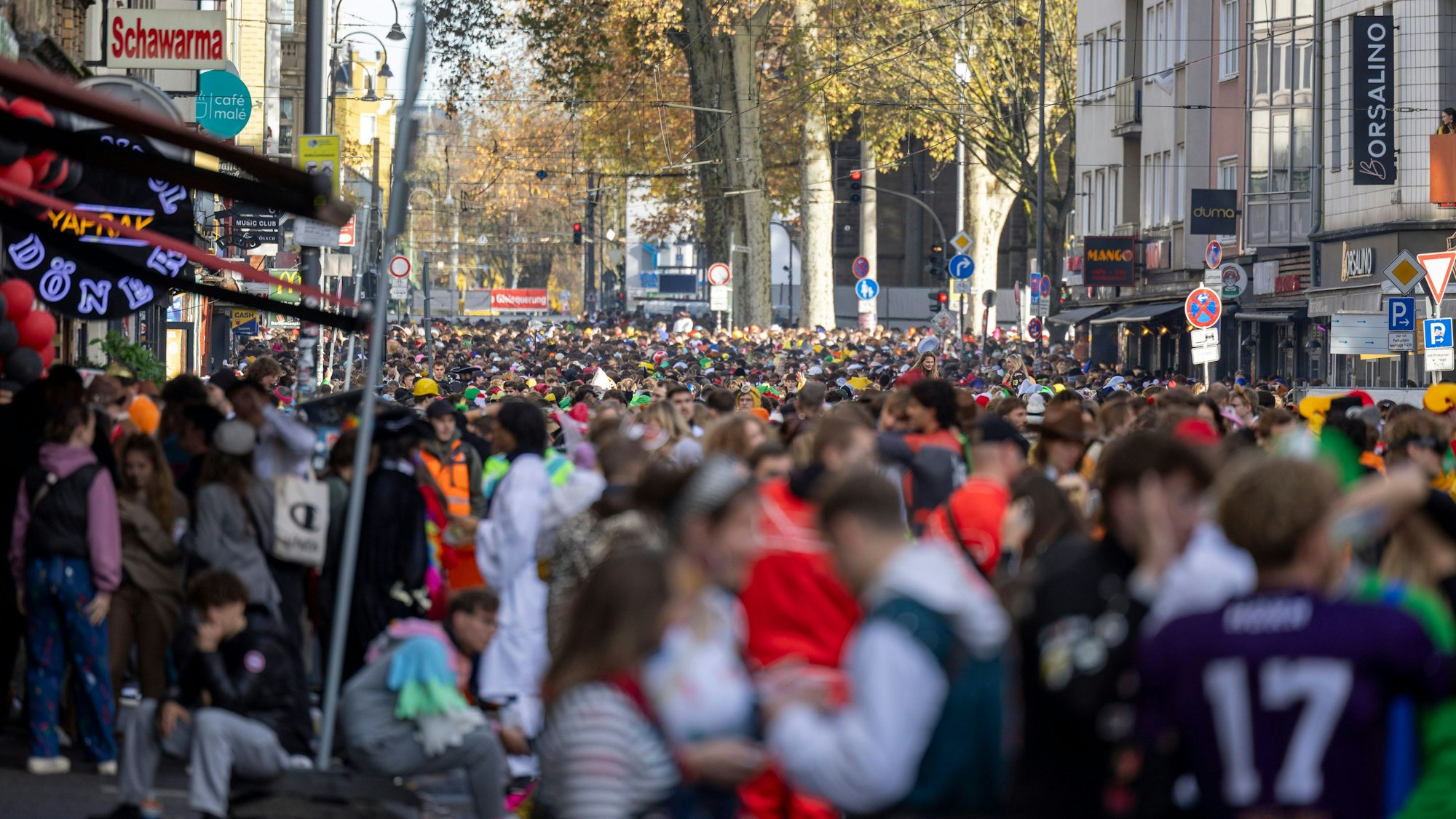 Die Eingänge zur Zülpicher Straße mussten am Elften Elften zwischenzeitlich geschlossen werden.