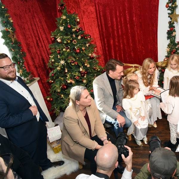 Kindergartenkinder stehen in einer Schlange, um ihre Wunschzettel abzugeben.