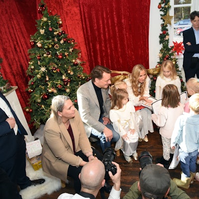 Kindergartenkinder stehen in einer Schlange, um ihre Wunschzettel abzugeben.