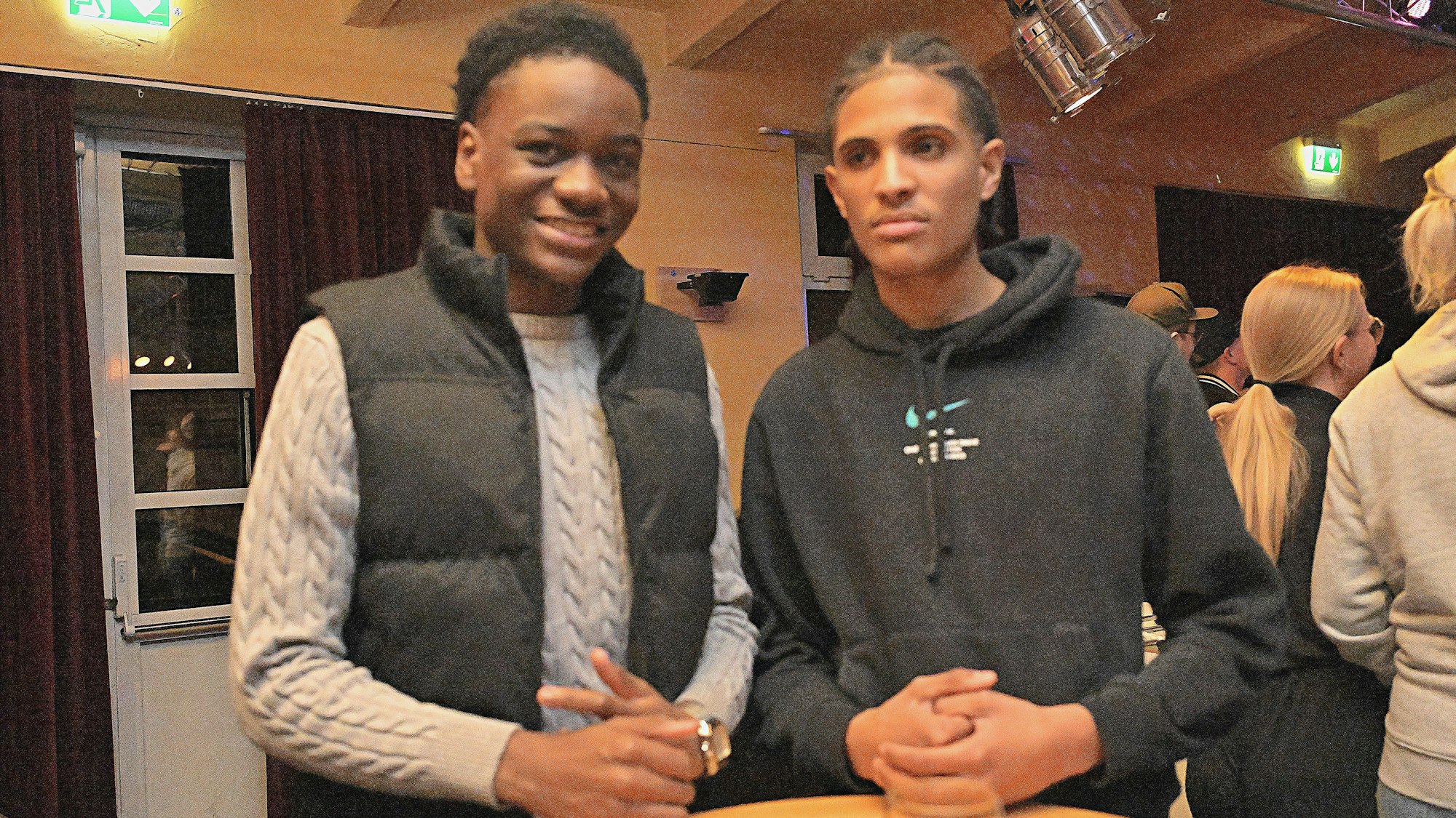 Regelmäßige Besucher der Ojo: Israel Yessa (links) und Leroy Francis Jenal.