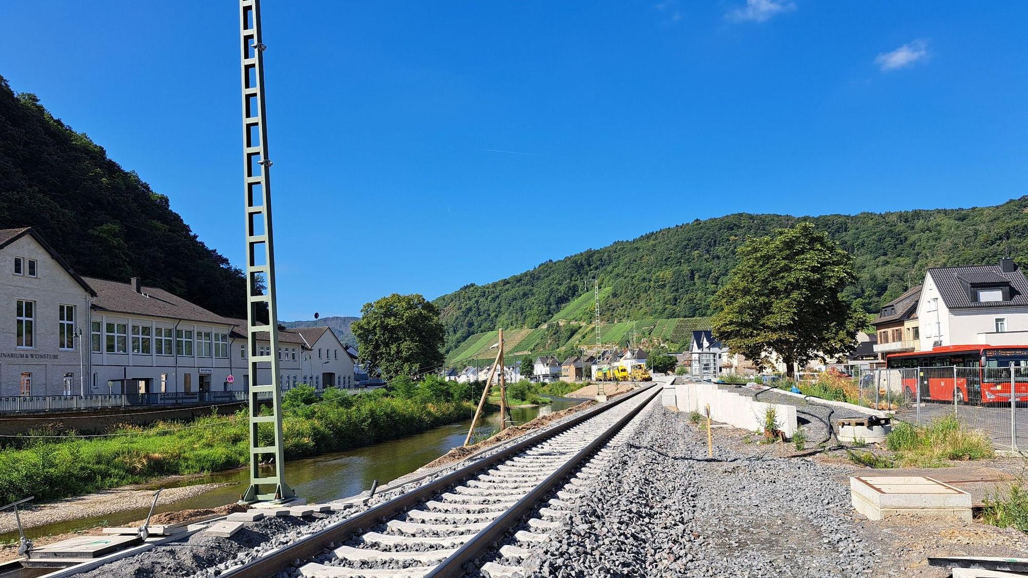 Eine Herkulesaufgabe war der Wiederaufbau der völlig zerstörten Ahrtalbahn. Hier eine Archivaufnahme aus dem Sommer diesen Jahres aus Dernau.