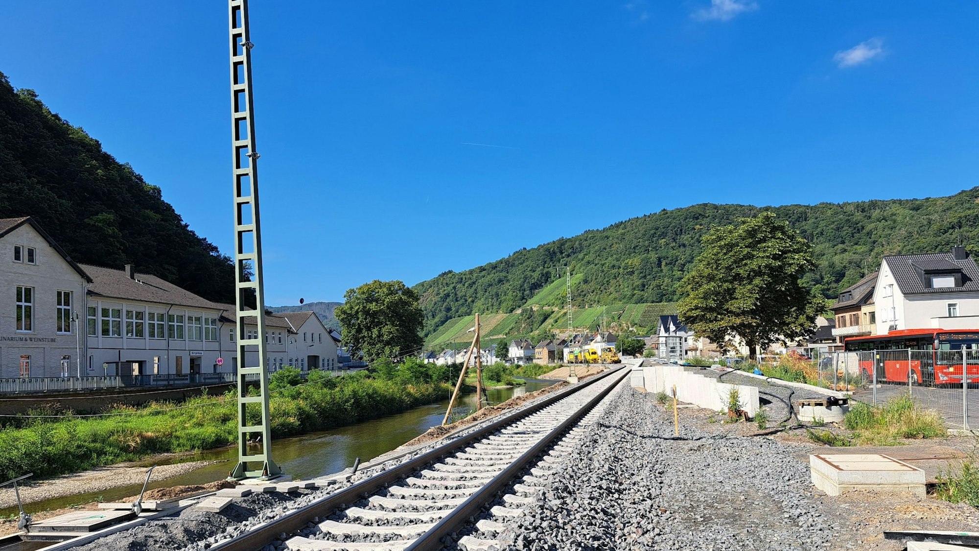 Eine Herkulesaufgabe war der Wiederaufbau der völlig zerstörten Ahrtalbahn. Hier eine Archivaufnahme aus dem Sommer diesen Jahres aus Dernau.