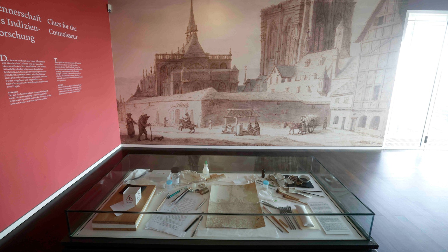 Papierrestaurierung in der Vitrine, dahinter Köln um 1670.