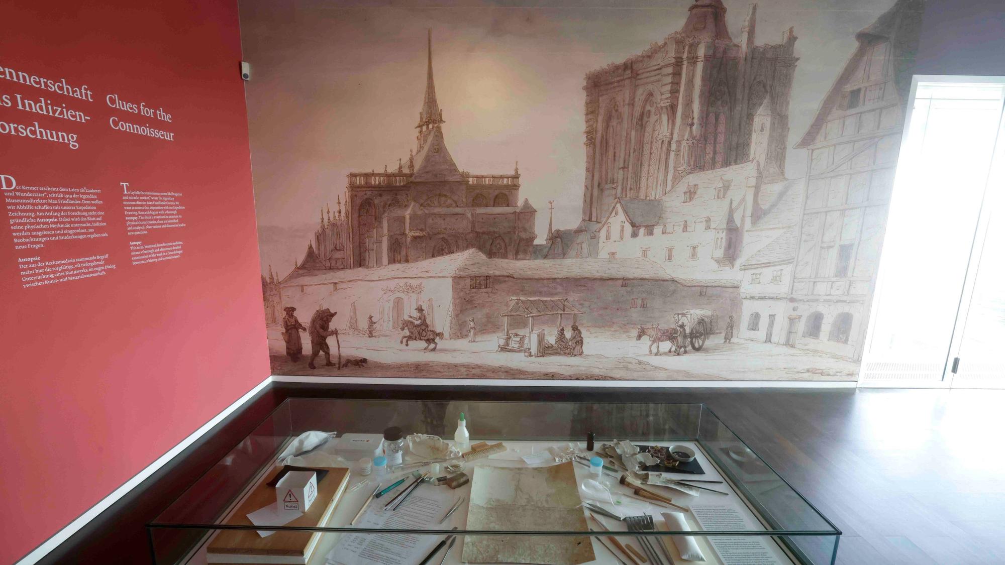 Papierrestaurierung in der Vitrine, dahinter Köln um 1670.