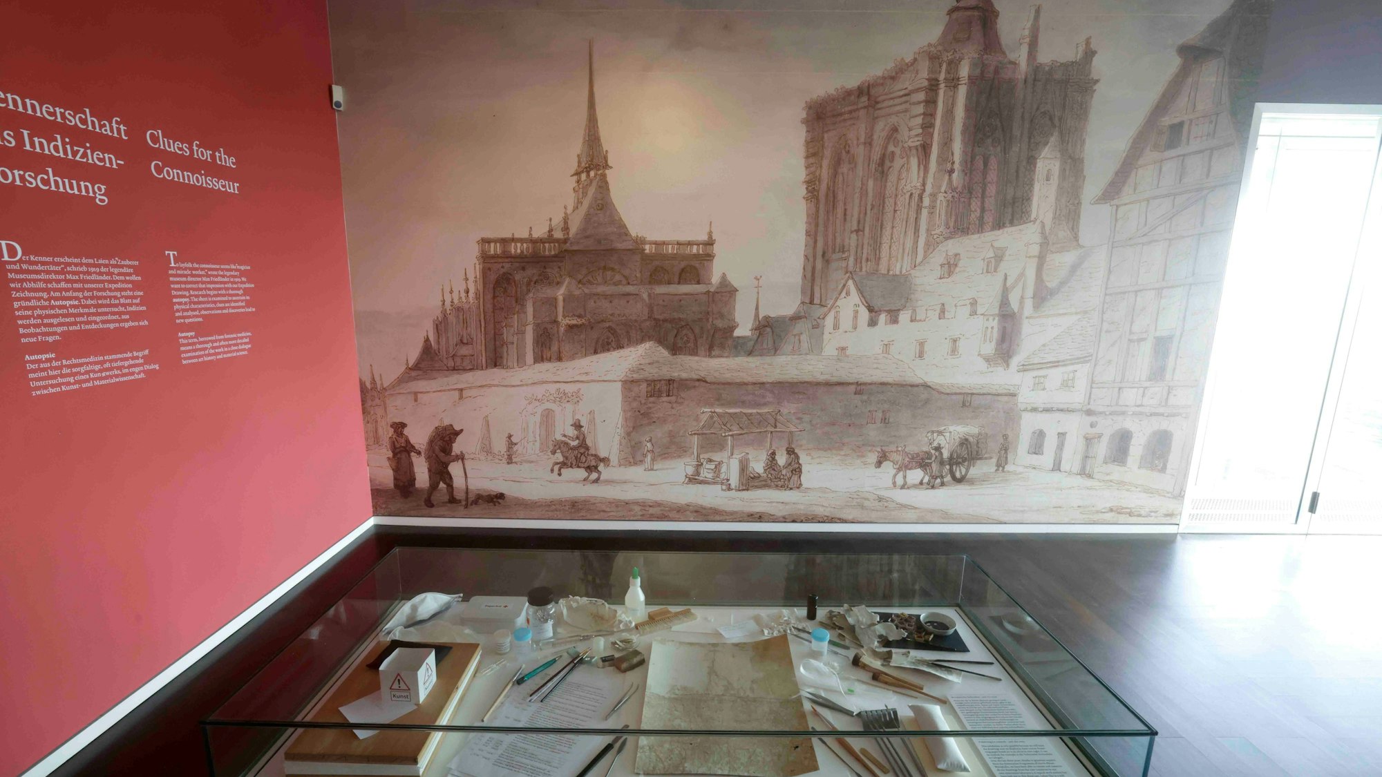 Papierrestaurierung in der Vitrine, dahinter Köln um 1670.