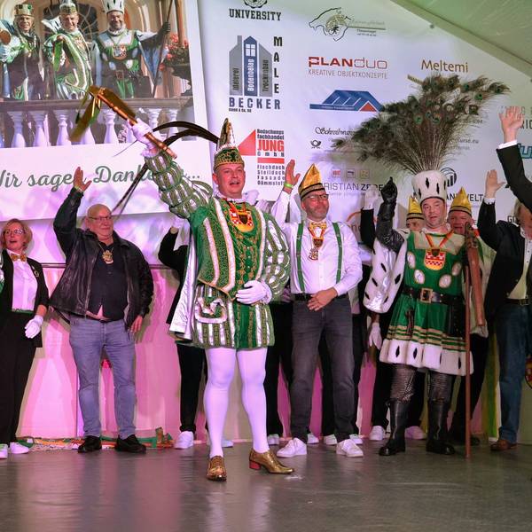 Auf der Bühne in Flamersheim stehen die Tollitäten, ihr Gefolge und Bürgermeister Reichelt und heben die Hände zum Alaaf-Ruf in die Höhe.