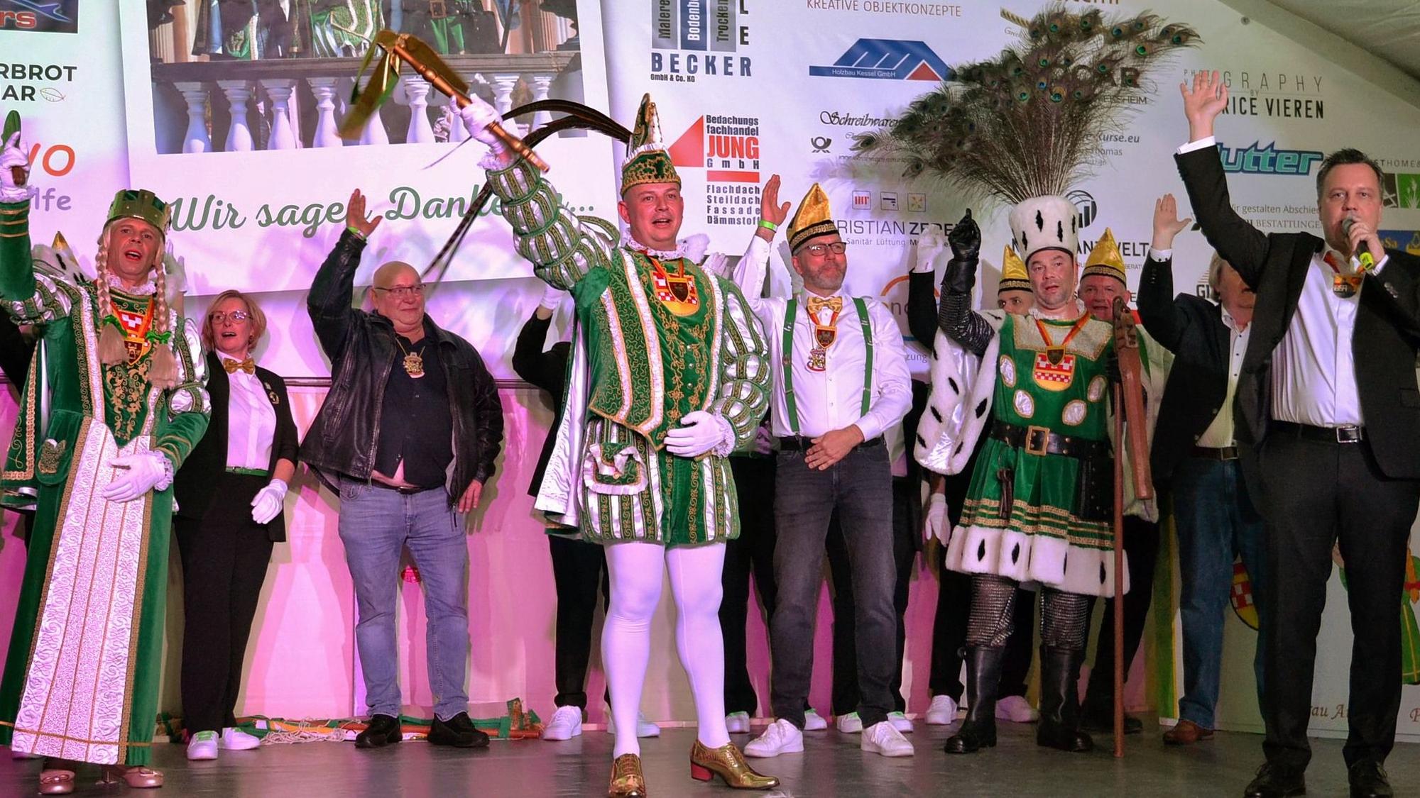 Auf der Bühne in Flamersheim stehen die Tollitäten, ihr Gefolge und Bürgermeister Reichelt und heben die Hände zum Alaaf-Ruf in die Höhe.