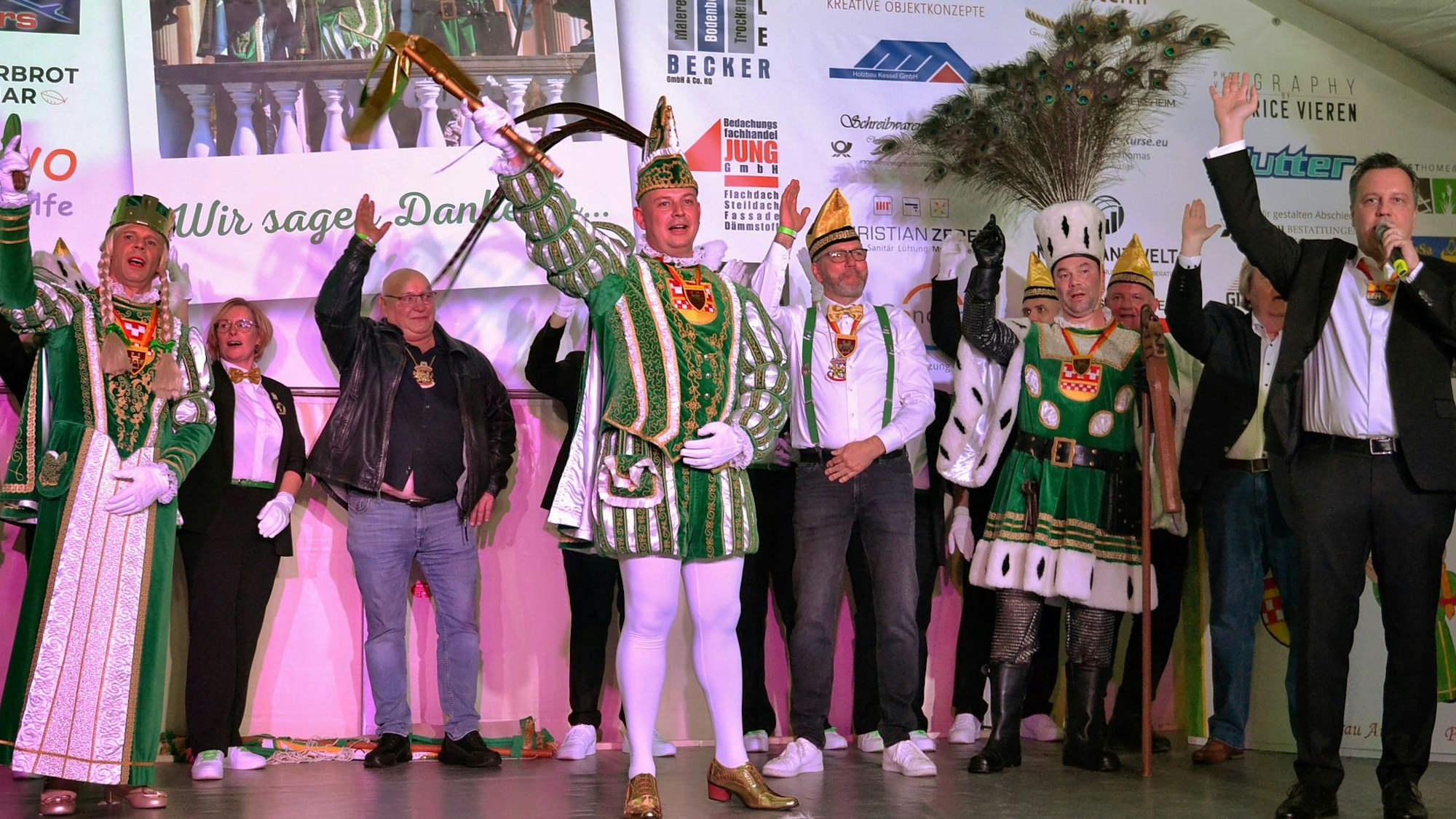 Auf der Bühne in Flamersheim stehen die Tollitäten, ihr Gefolge und Bürgermeister Reichelt und heben die Hände zum Alaaf-Ruf in die Höhe.