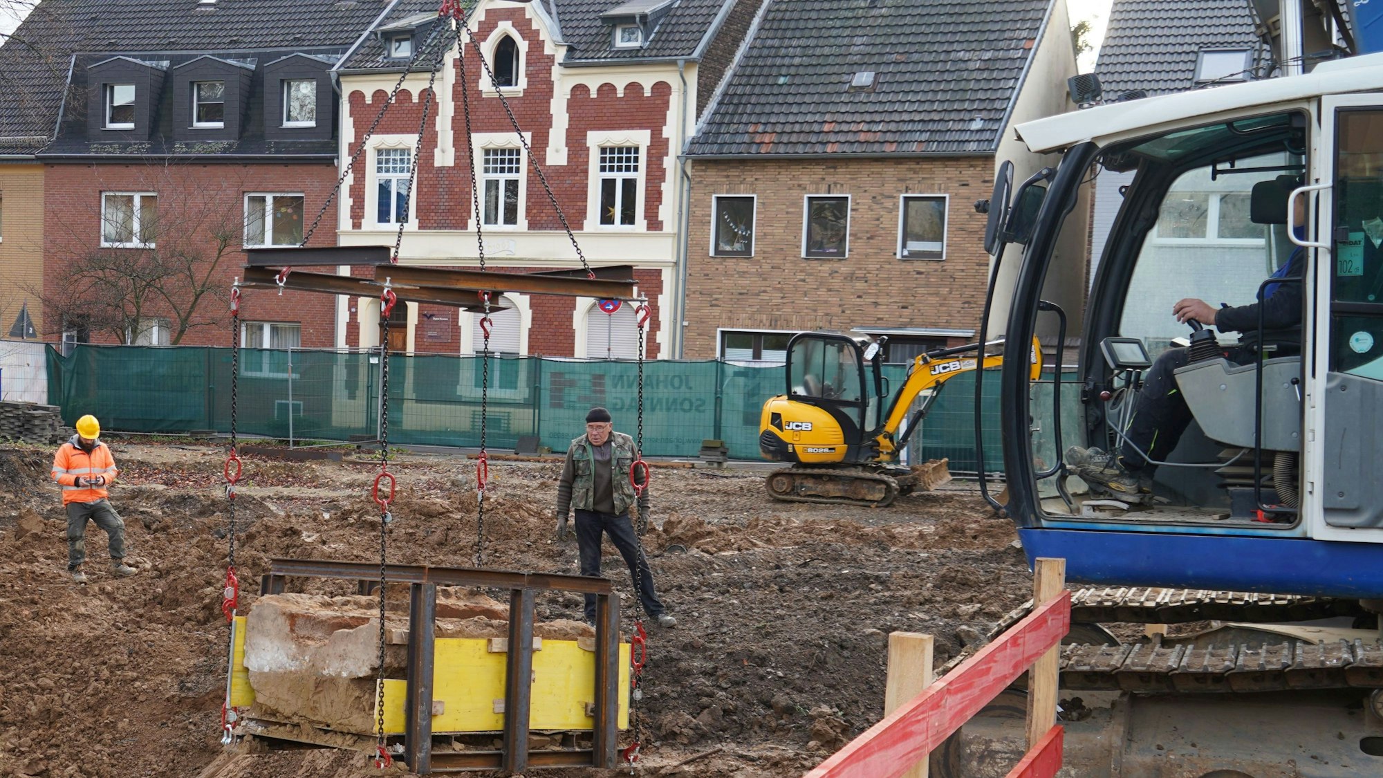 Mit Hilfe eines größeren Baggers konnte beim dritten Versuch das Kanalstück geborgen werden.