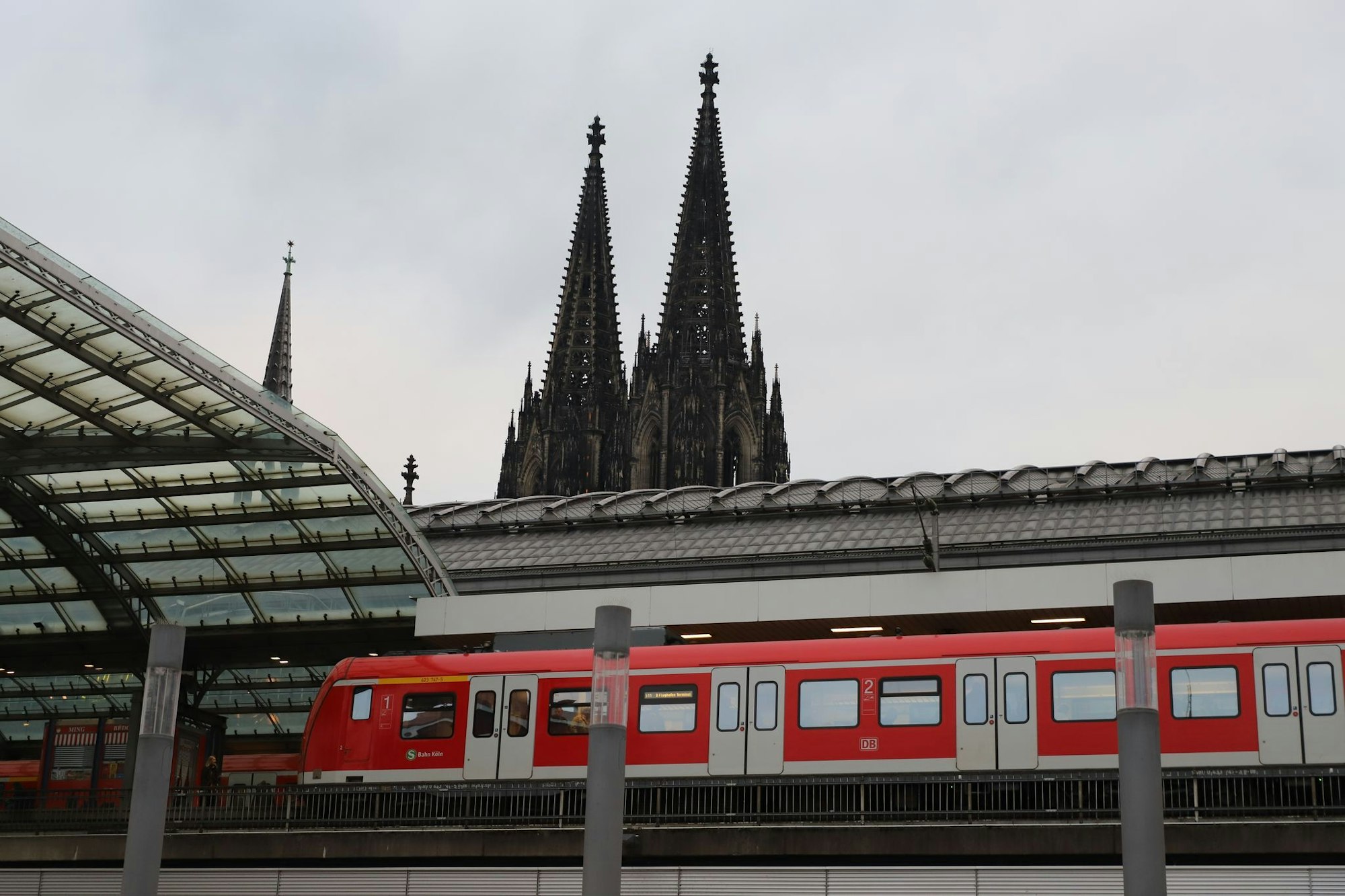 Nur mit S-Bahnen können Reisende den Kölner Hauptbahnhof während der zehntägigen Sperrung erreichen. (Archivbild)