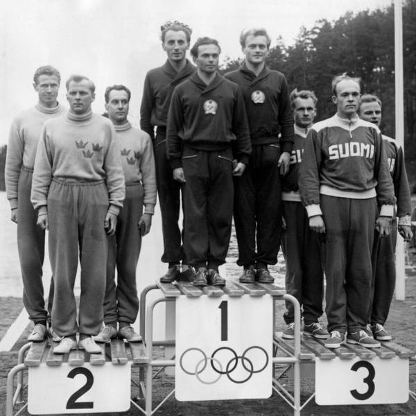 Die Gewinner des modernen Fünfkampf-Teams bei den Olympischen Spielen 1952 in Heslinki. Gábor Benedek (4.v.l.) auf dem Siegerpodest vor der Verleihung der Goldmedaille.