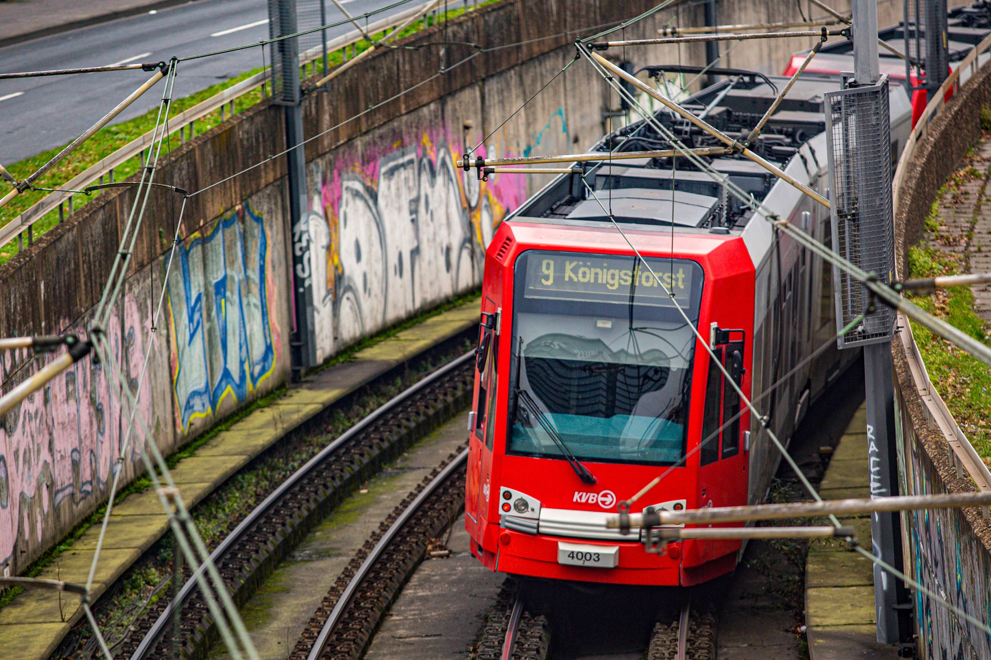 Die Linie 9 führt vom Königsforst über Deutz und die Innenstadt bis nach Sülz. Aber nicht im Sommer. (Archivbild)