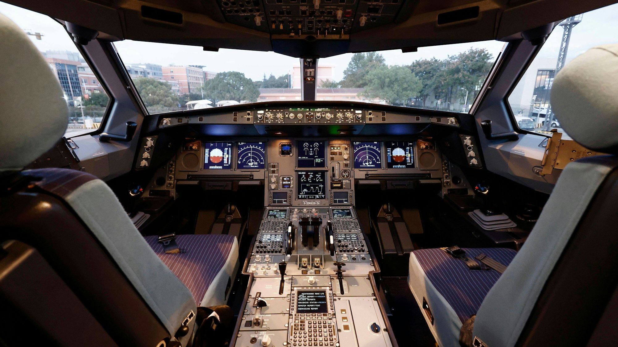 Cockpit eines Airbus A330neo (Symbolbild). Der Pilot einer litauischen Fluggesellschaft flog offenbar mehrere Jahre lang ohne ausreichende Qualifikation.