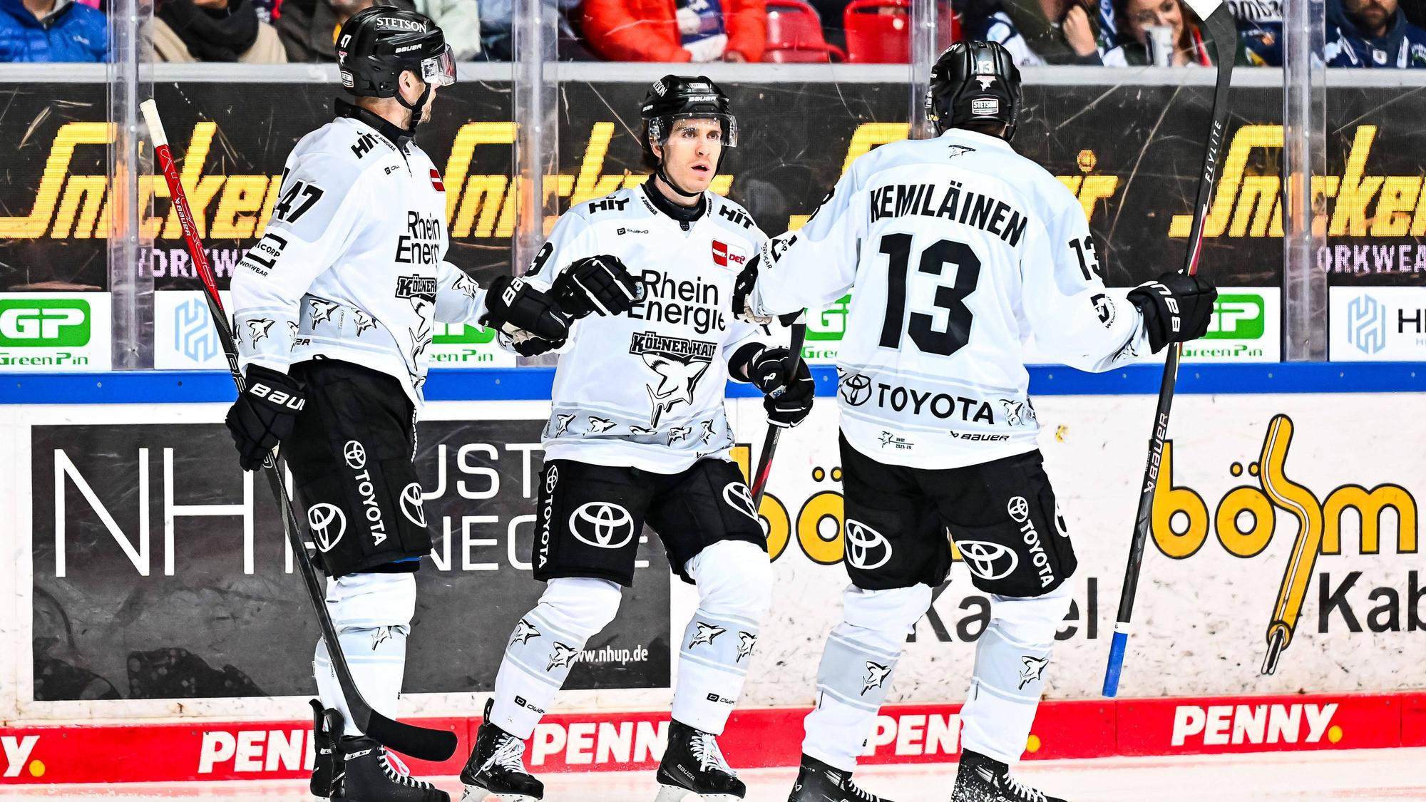 Torgaranten der Kölner Haie: Gregor MacLeod (mitte) und Valtteri Kemiläinen (r.) mit Verteidiger Veli-Matti Vittasmäki (l.).