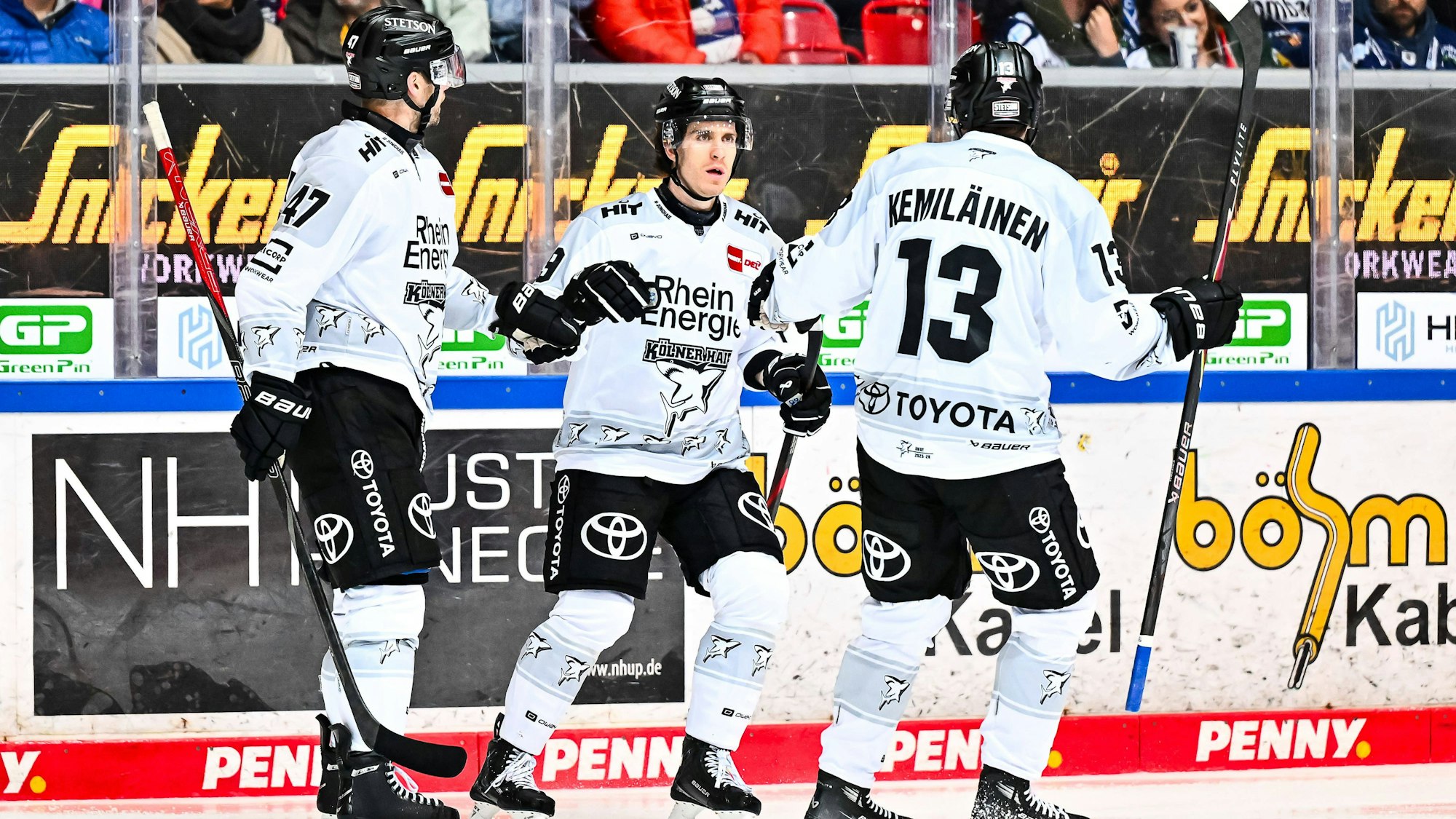Torgaranten der Kölner Haie: Gregor MacLeod (mitte) und Valtteri Kemiläinen (r.) mit Verteidiger Veli-Matti Vittasmäki (l.).