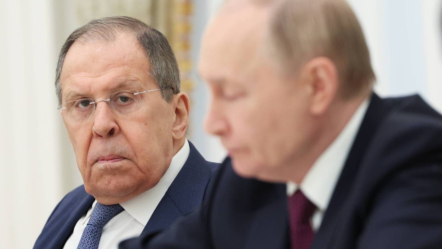 Russlands Außenminister Sergej Lawrow (l.) bei einem Treffen mit Kremlchef Wladimir Putin in Moskau. (Archivbild)