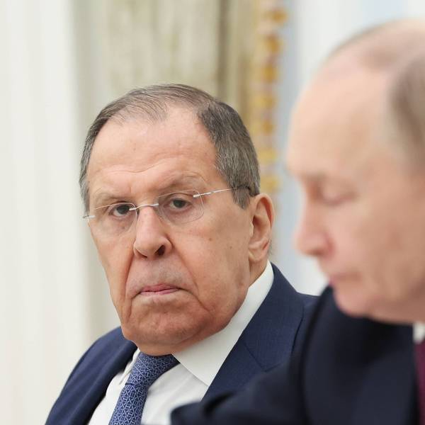 Russlands Außenminister Sergej Lawrow (l.) bei einem Treffen mit Kremlchef Wladimir Putin in Moskau. (Archivbild)