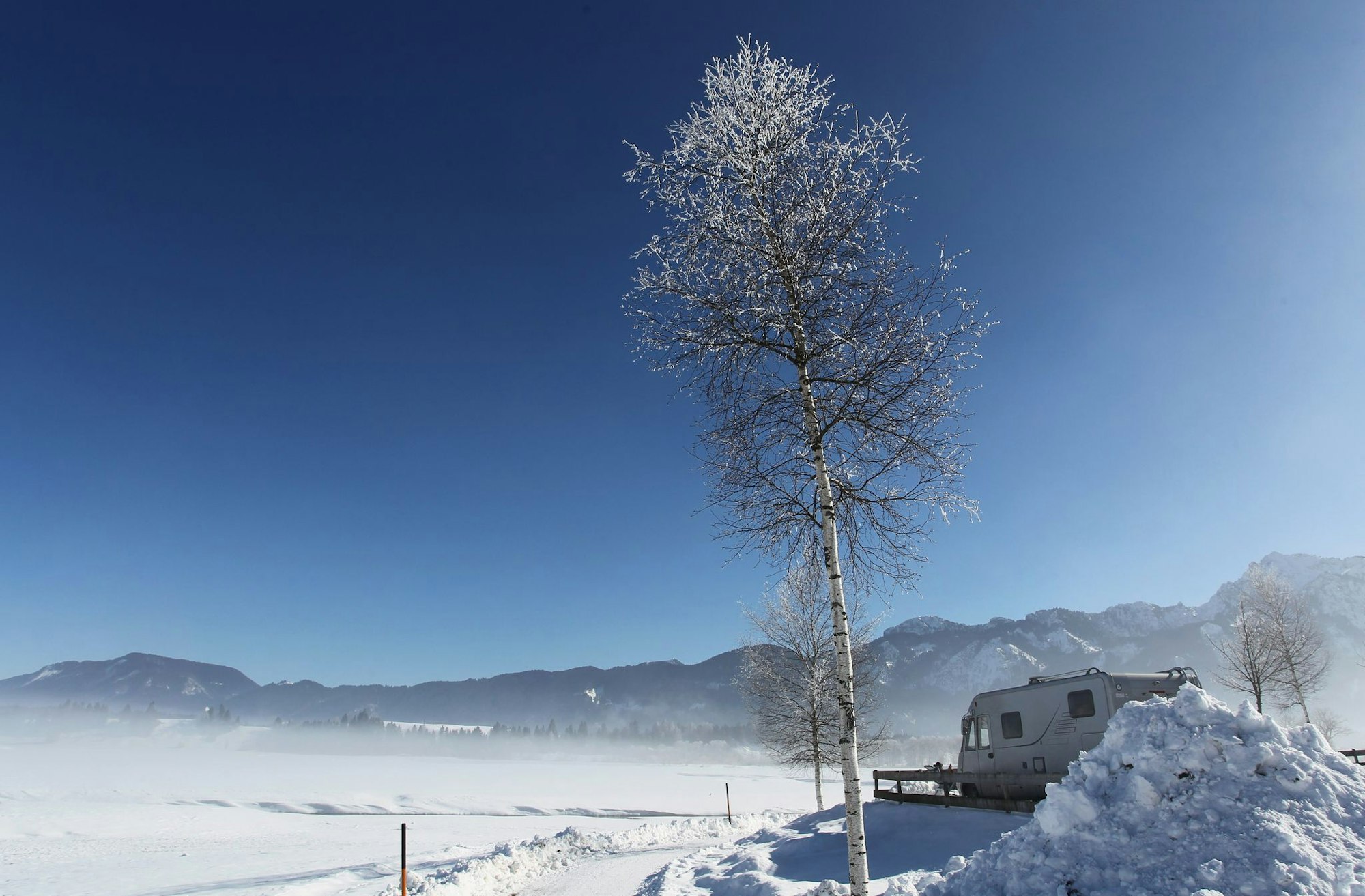 Wintercamping erfreut sich wachsender Beliebtheit: Viele Stellplätze liegen direkt an Skipisten und Loipen.