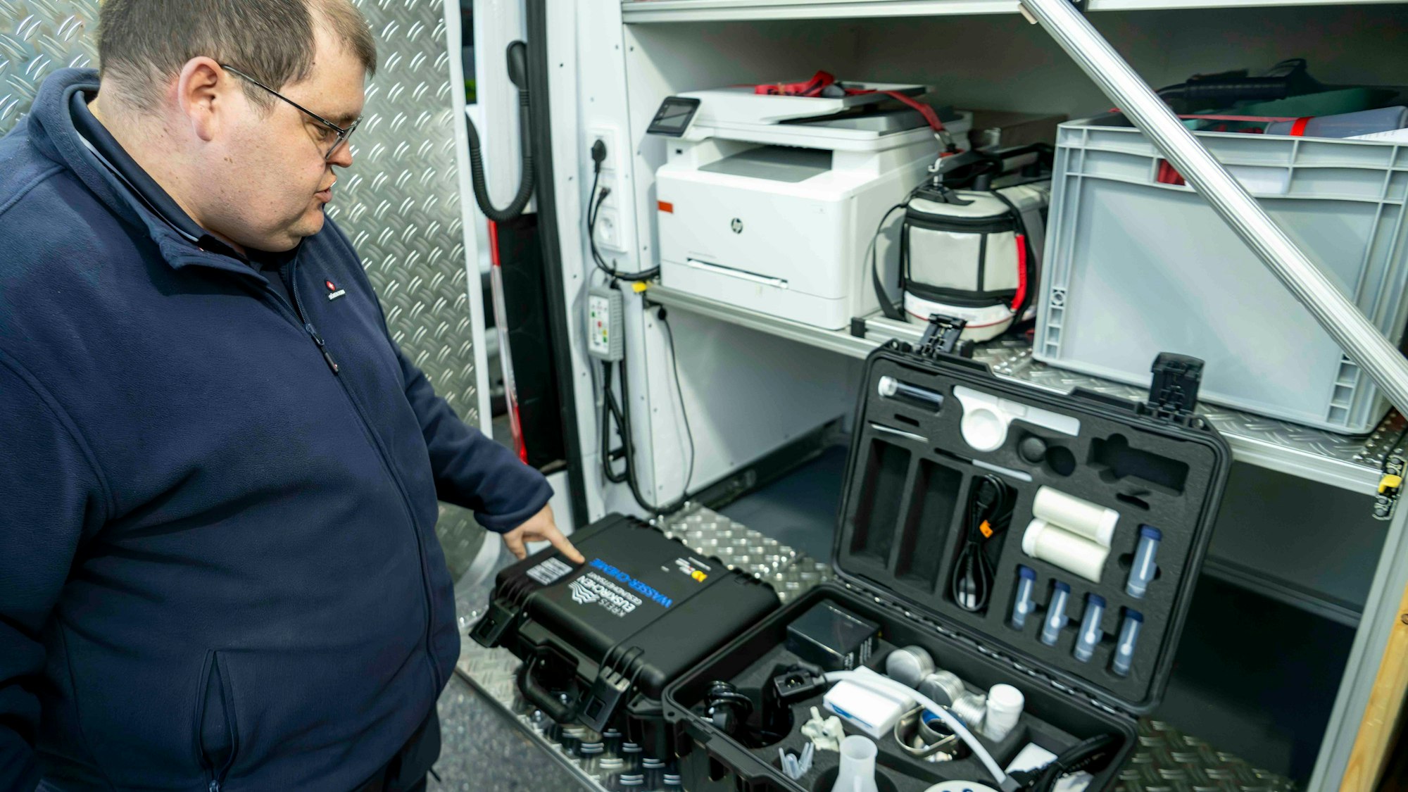 Das Bild zeigt Gunter-Projektleiter Stephan Schmitz am mobilen Gesundheitsamt.