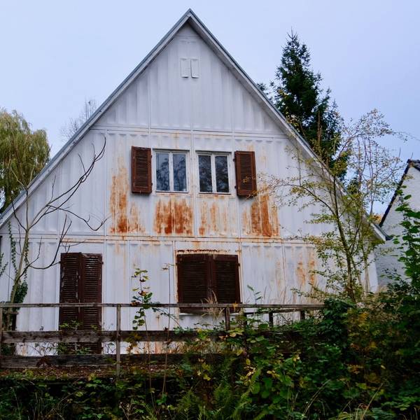 Ein Fertighaus aus den 50er-Jahren an der Arndtstraße 12 gammelt vor sich hin.