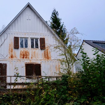 Ein Fertighaus aus den 50er-Jahren an der Arndtstraße 12 gammelt vor sich hin.