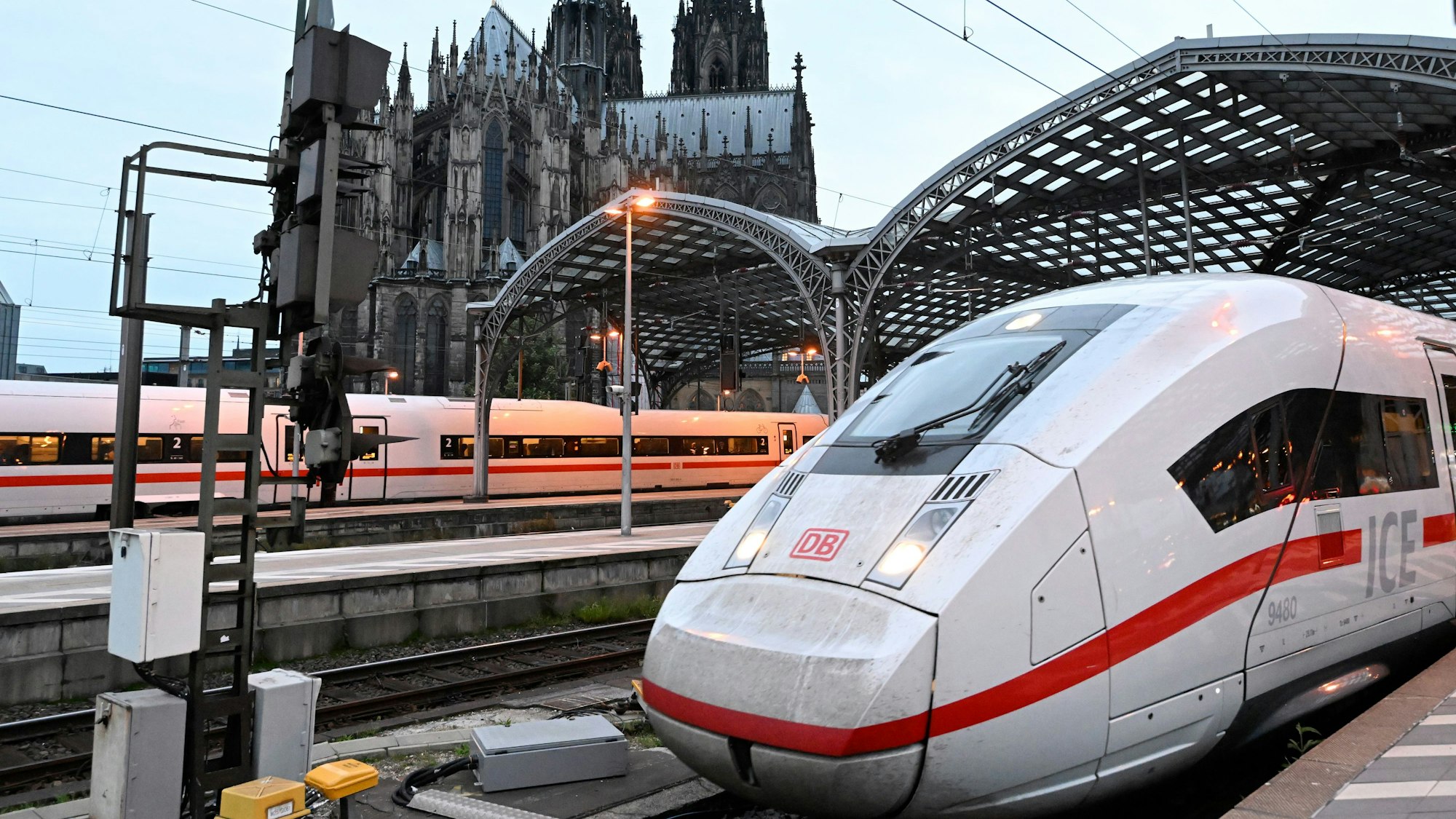 Ein ICE-Zug der Deutschen Bahn verlässt den Kölner Hauptbahnhof.