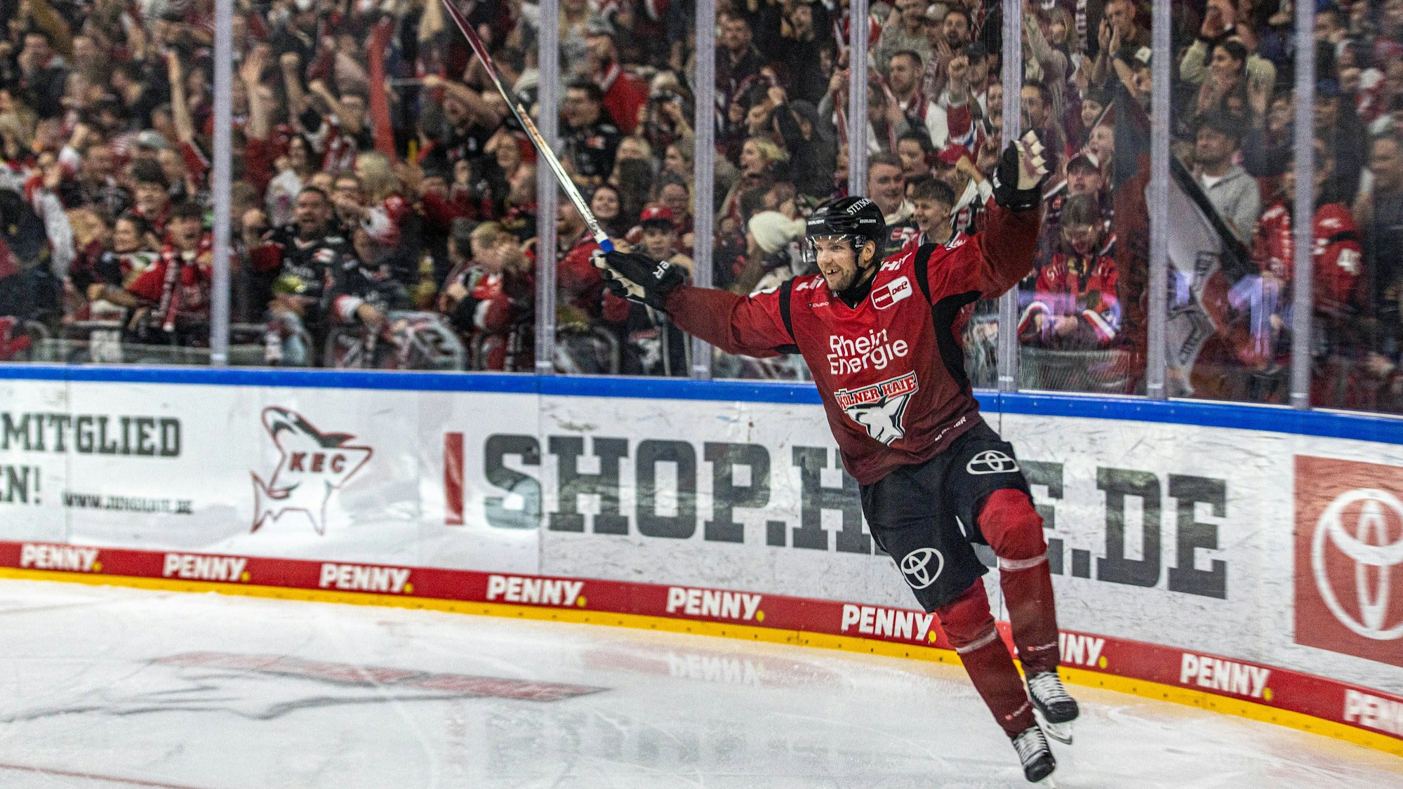Torjubel vor vollen Rängen in der Lanxess-Arena: Valtteri Kemiläinen hat sich mit seinen Treffern schnell in die Herzen der Haie-Fans gespielt.
