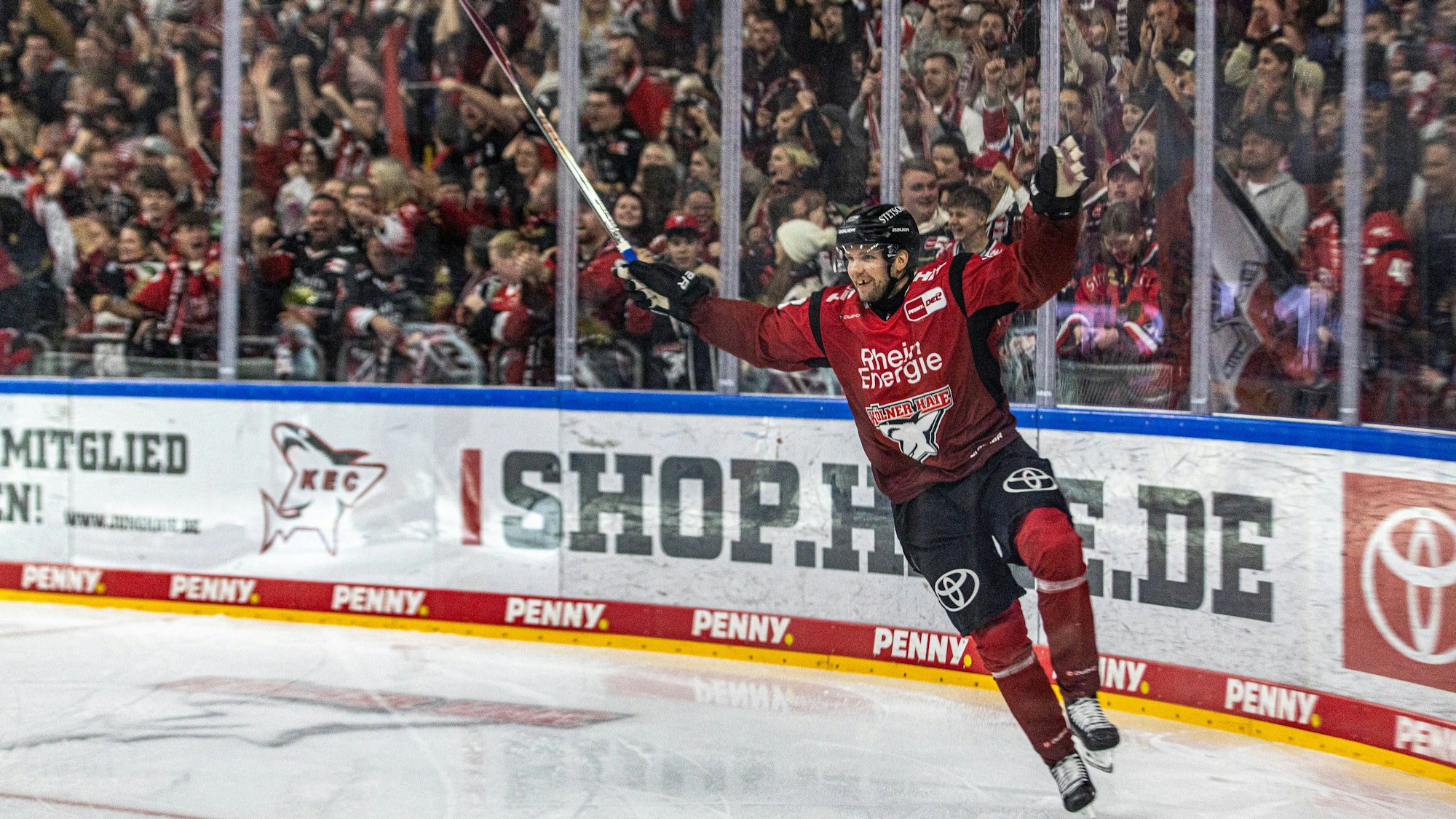 Torjubel vor vollen Rängen in der Lanxess-Arena: Valtteri Kemiläinen hat sich mit seinen Treffern schnell in die Herzen der Haie-Fans gespielt.