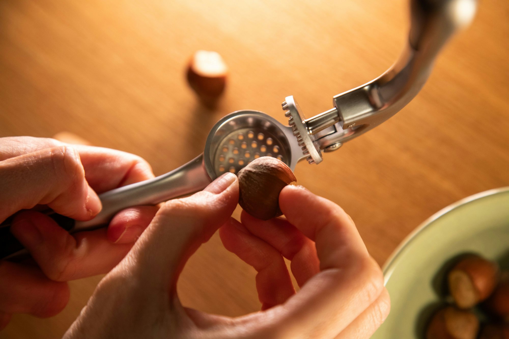 Schritt 1: Haselnuss in die Knoblauchpresse legen.