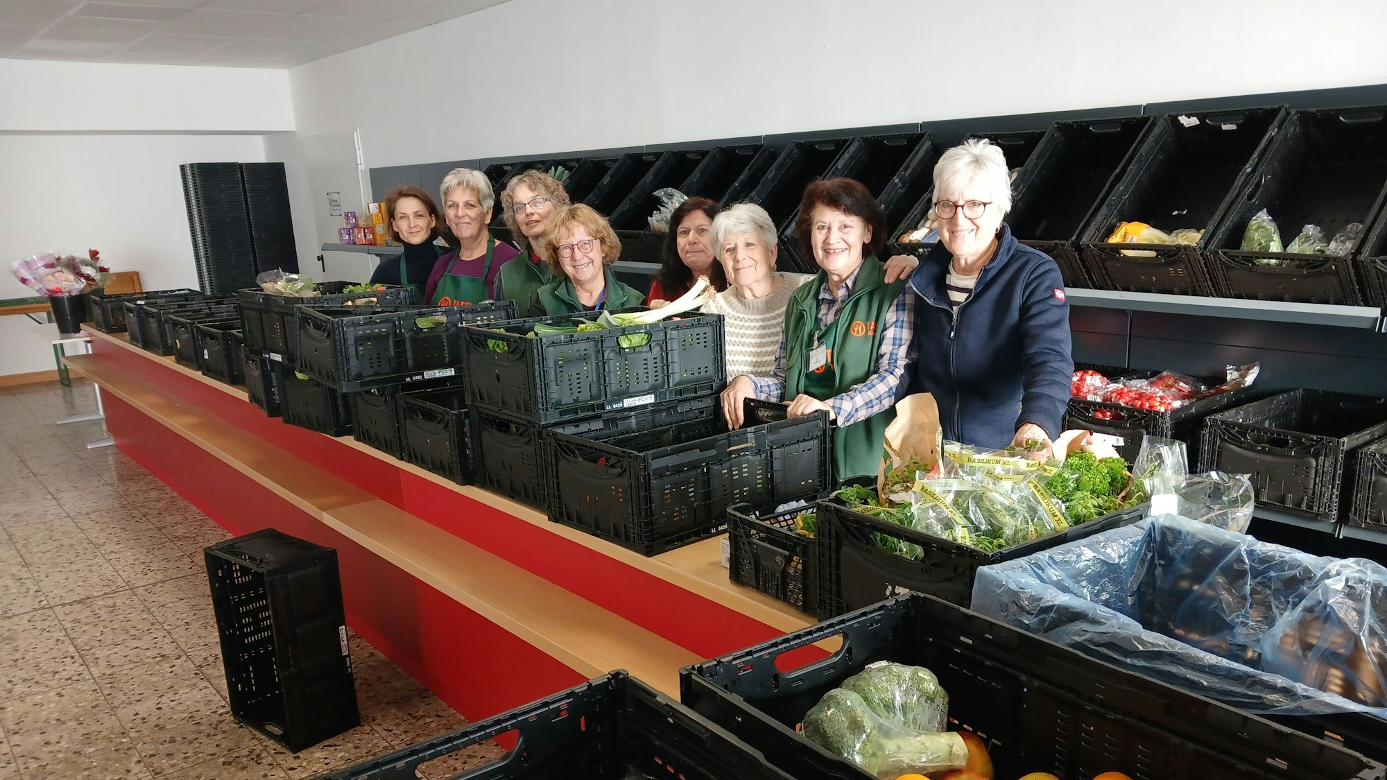 Das Foto zeigt Frauen im Tafelladen der Kerpener Tafel.